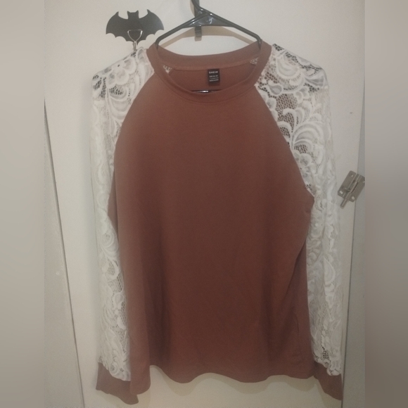 SHEIN Tops - ❤️5/$5❤️ Women's Lace Sleeve Top